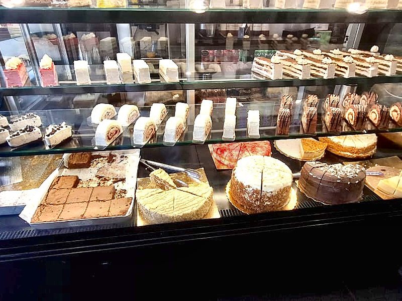 Cheesecakes and whole gateaux