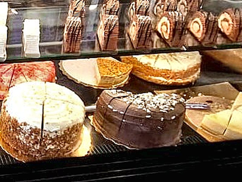 Whole cheesecakes and gateaux